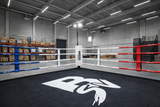 Ring de boxe avec éclairage candélabre, vue depuis l'intérieur du ring