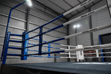 Ring de boxe avec éclairage candélabre, vue de côté du podium