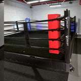 Coins de ring de boxe installés sur le ring
