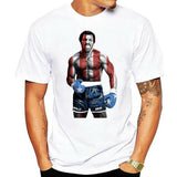 T-shirt Apollo Creed blanc : le boxeur en pied, torse aux bandes du drapeau américain, short et gants bleus étoilés