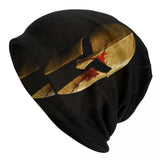 Bonnet spartiate motif casque doré texturé en gros plan