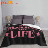 Plaid No Boxing No Life déployé sur un lit double, lettrage rose