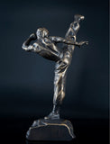 Statue Bruce Lee bronze posée sur une console, éclairage latéral