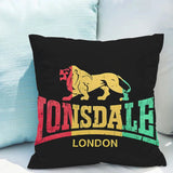 Housse de coussin Lonsdale noire, lion jaune et lettrage LONSDALE rouge, jaune et vert