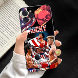 Coque iPhone Rocky Balboa, peinture du boxeur drapé dans la bannière étoilée entouré de ses adversaires