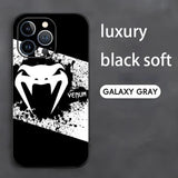 Coque Venum iPhone, tête de serpent blanche sur une bande éclaboussée traversant le dos en diagonale, VENUM à droite