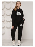Sweat et jogging Lonsdale - couleur noir - porté par une jolie femme