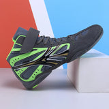 Chaussure de boxe gris et vert fluo, flammes latérales, vue de trois quarts