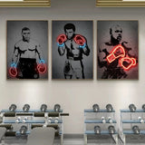 Tableau Floyd Mayweather en silhouette avec gants en neon rouge, accroche dans une entree