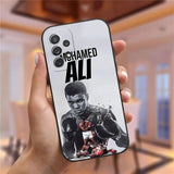 Coque Samsung Galaxy A Mohamed Ali, nom en capitales noires et montage de photographies d'archives sur fond clair