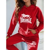 Sweat et jogging Lonsdale - couleur rouge - porté par une jolie femme