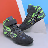 Paire de chaussures de boxe grises et vert fluo posées sur un bloc