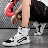 Chaussure de boxe blanche portée, sangle scratch sur le cou-de-pied