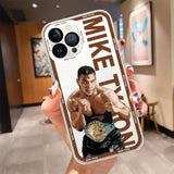 Coque iPhone Mike Tyson, portrait illustré en garde avec ceinture de champion à la taille, nom en capitales sur le côté