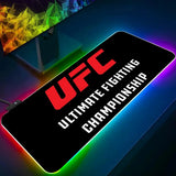 Tapis de souris UFC RGB à bande LED périphérique posé sur un bureau