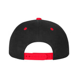 Arrière de la casquette Everlast, bande à crans rouge et œillets rouges