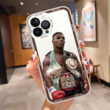 Coque iPhone Mike Tyson, photographie d'époque, trois ceintures mondiales en travers du buste et gants rouges