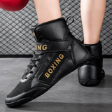 Chaussure de boxe noir et or portée, vue de profil