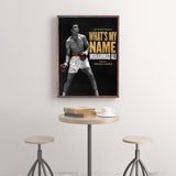 Tableau affiche Mohamed Ali What's my name, titre en lettres dorees sur fond noir, affiche dans un salon