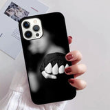 Coque boxe iPhone, visuel poing bandé : poing fermé bande noire au poignet, quatre jointures éclairées sur fond sombre