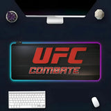 Tapis de souris UFC, lettrage UFC rouge et COMBATE en italique sur fond noir