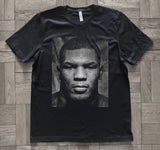 Détail du portrait noir et blanc de Mike Tyson imprimé sur le t-shirt