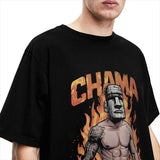 Détail du visuel Chama : tête de moai, torse tatoué et flammes orange