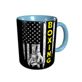Mug boxe drapeau USA, intérieur et anse bleu ciel sur corps noir