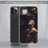 Coque iPhone Conor McGregor, photographie sombre du combattant tête levée, un tigre en surimpression au-dessus