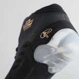 Détail de la semelle transparente sous le talon d'une chaussure de boxe noire