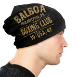 Bonnet Rocky Balboa porté par un homme, lettrage Balboa Boxing Club doré
