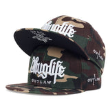 Casquette Thuglife camouflage, lettrage gothique brodé et mention Outlaw