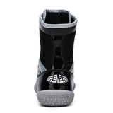 Talon de chaussure de boxe noire, semelle grise marquée NON MARKING