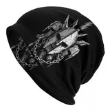 Bonnet spartiate motif casque gravé noir et blanc entouré de chaînes