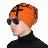 Bonnet No Boxing No Life orange porté par un homme, monogramme CA visible