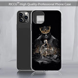 Coque iPhone Conor McGregor, gorille portant une couronne dorée dominant le combattant sur fond noir et débris
