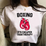 T-shirt boxe femme blanc, motif n°1 gants roses et slogan Boxing it's cheaper than therapy