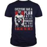 T-shirt de boxe noir Mike Tyson, citation Everyone has a plan en composition affiche avec bloc rouge