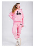 Sweat et jogging Lonsdale - couleur rose - porté par une jolie femme