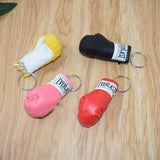 Les quatre coloris du porte-clés gant de boxe Everlast : jaune, noir, rose et rouge