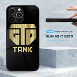 Coque iPhone Gervonta Davis vue de trois quarts, profil fin du bumper et monogramme GTD doré