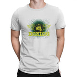 T-shirt boxe blanc porté, emblème poing ailé jaune et vert, rendu plus clair