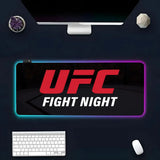Tapis de souris UFC, lettrage UFC rouge et FIGHT NIGHT blanc sur fond d'octogone flouté