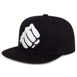 Casquette poing de boxe, détail de l'applique en relief