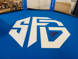 Cage MMA sur podium pour le Strong Fight Gym