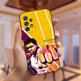 Coque Samsung Galaxy A à l'effigie de Mohamed Ali, portrait en facettes colorées sur fond jaune, poing tendu et mention Muhammad Ali 1942-2016