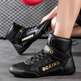 Chaussures de boxe noir et or portées, vue du talon et de la tige
