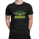 T-shirt boxe noir porté, emblème poing ailé jaune et soleil vert avec lettrage BOXING