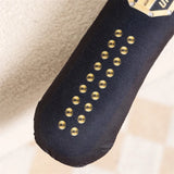 Coussin ceinture UFC, détail de la fermeture éclair latérale et des clous dorés