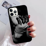 Coque boxe iPhone, visuel mains bandées : gros plan noir et blanc sur deux mains serrant une bande